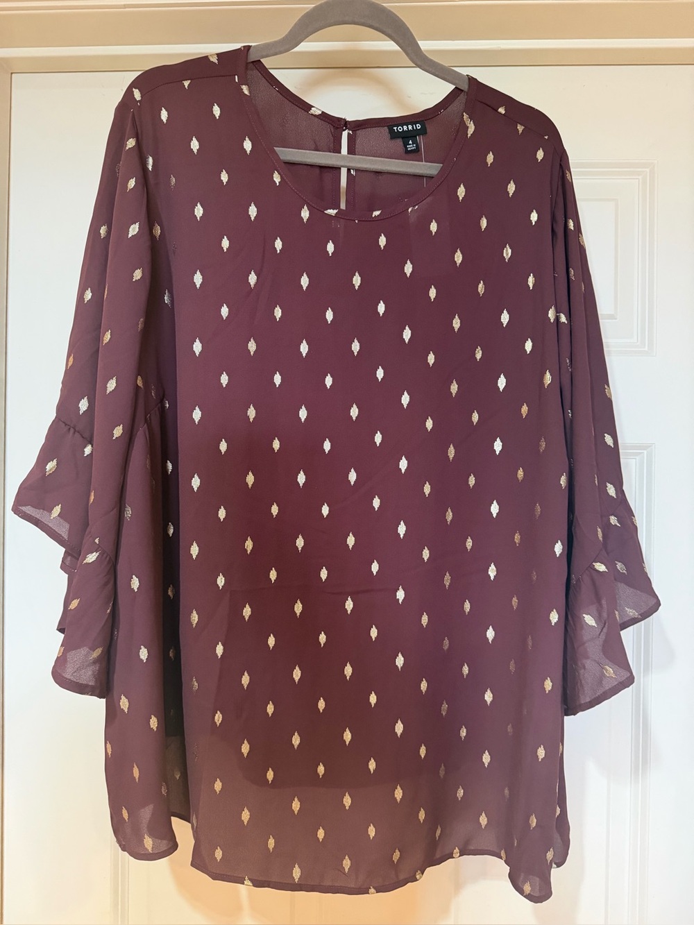 NWT torrid Maroon Blouse with Gold Diamond Print and elbow length Flutter Sleeve